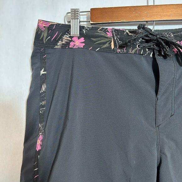 Patagonia Hydropeak Scallop 18" Boardshorts Mens 33 Black Floral - Picture 4 of 10